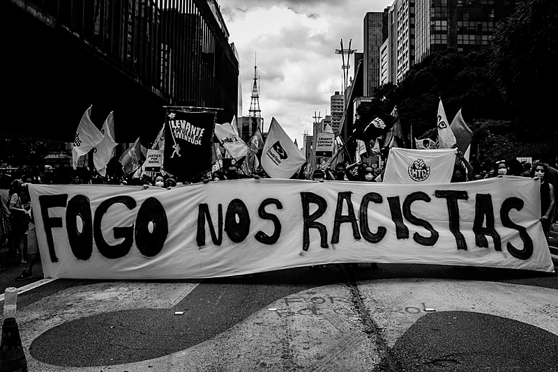 Justiça condena frase ‘fogo nos racistas’ publicada por enfermeira em rede social