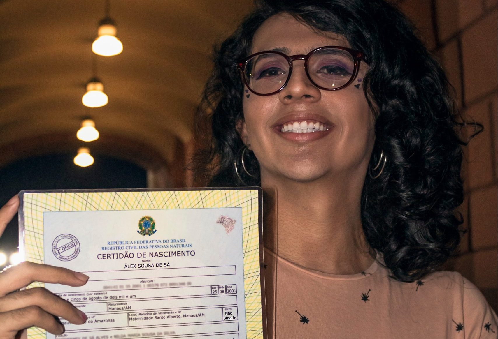 Aléx Sousa conquistou a identificação de pessoa não-binaria na certidão de nascimento. (Imagens: Yasmin Siqueira)