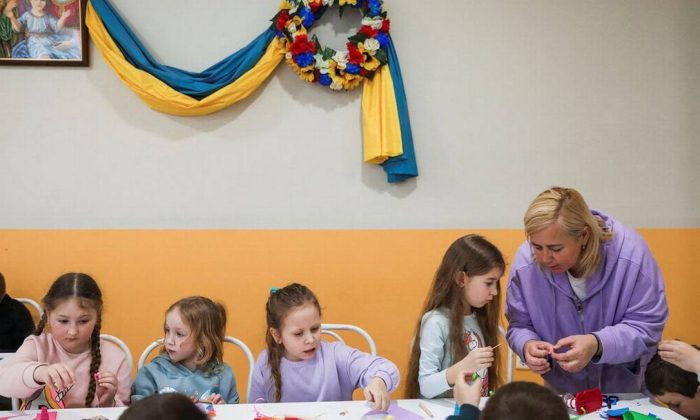 Crianças ucranianas refugiadas na Grécia enfrentam traumas e criticam Putin