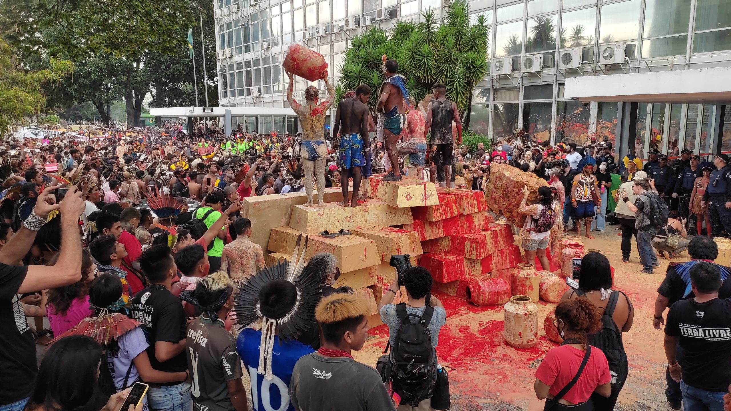 Barras de ouro gigantes, lama e tinta vermelha tomaram a entrada do Ministério das Minas e Energia, na tarde dessa segunda-feira, 11, em Brasília (Yusseff Abrahim)