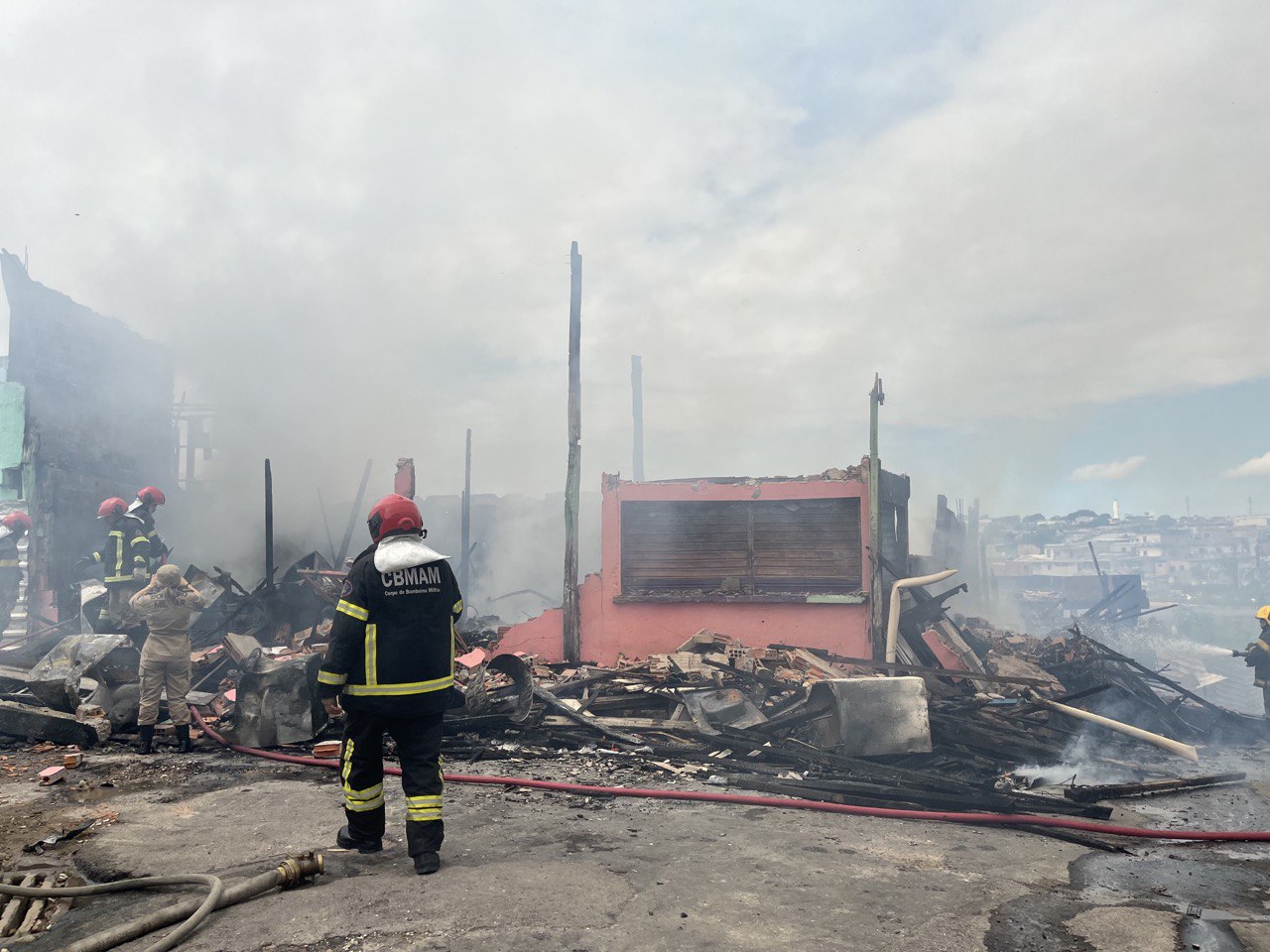 Problemas na instalação elétrica e ventilador esquecido ligado podem ter iniciado incêndio em Manaus, segundo Bombeiros