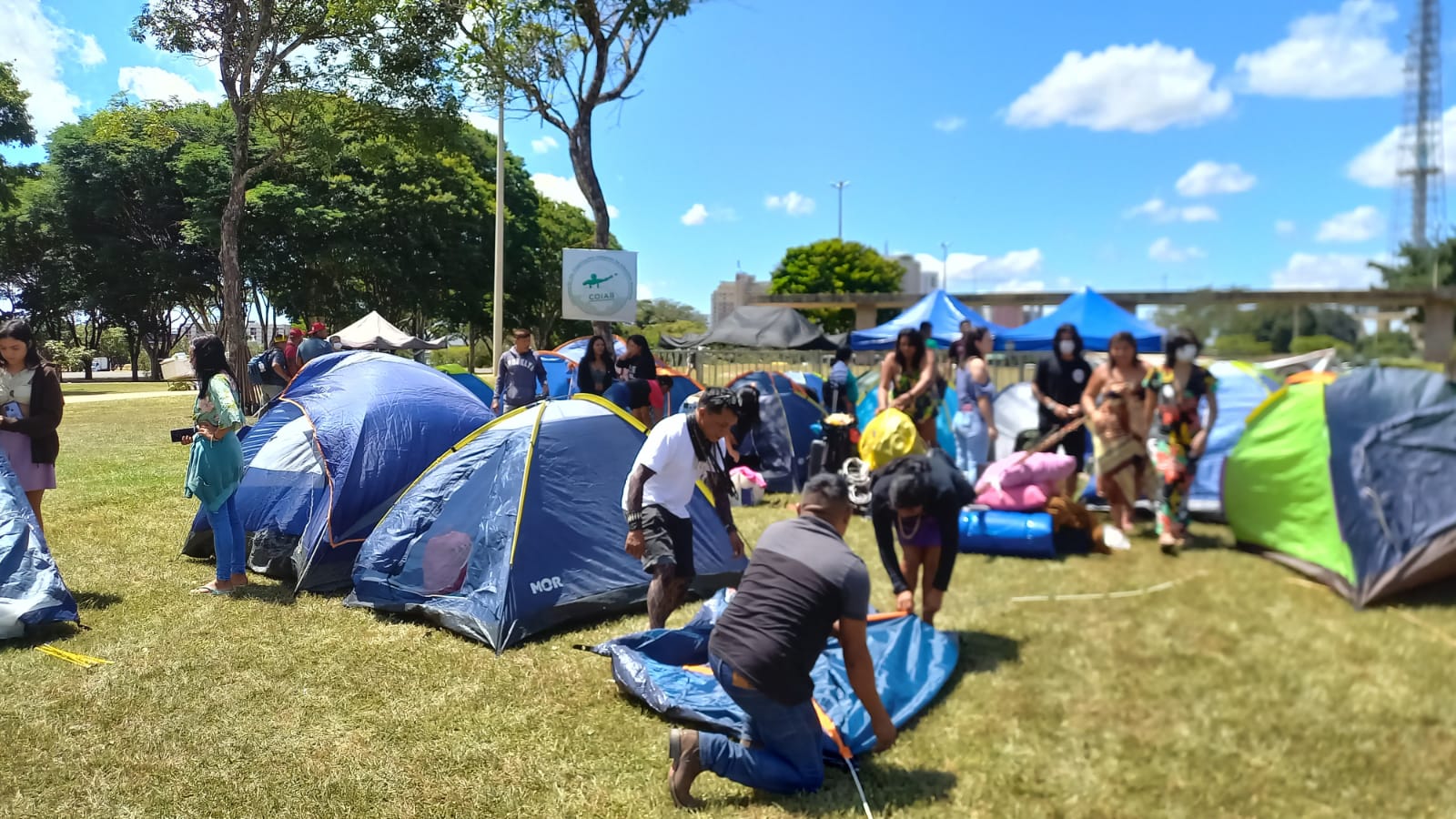 Representantes dos povos originários chegam a Brasília para participarem do Acampamento Terra Livre