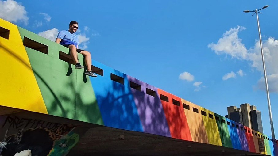 Maior pintura com cores da bandeira LGBT no País é feita em Brasília