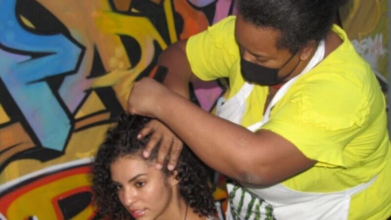 ‘Elas têm o poder de gerar renda e de nos reconectar com a ancestralidade’, diz NegraSim sobre tranças