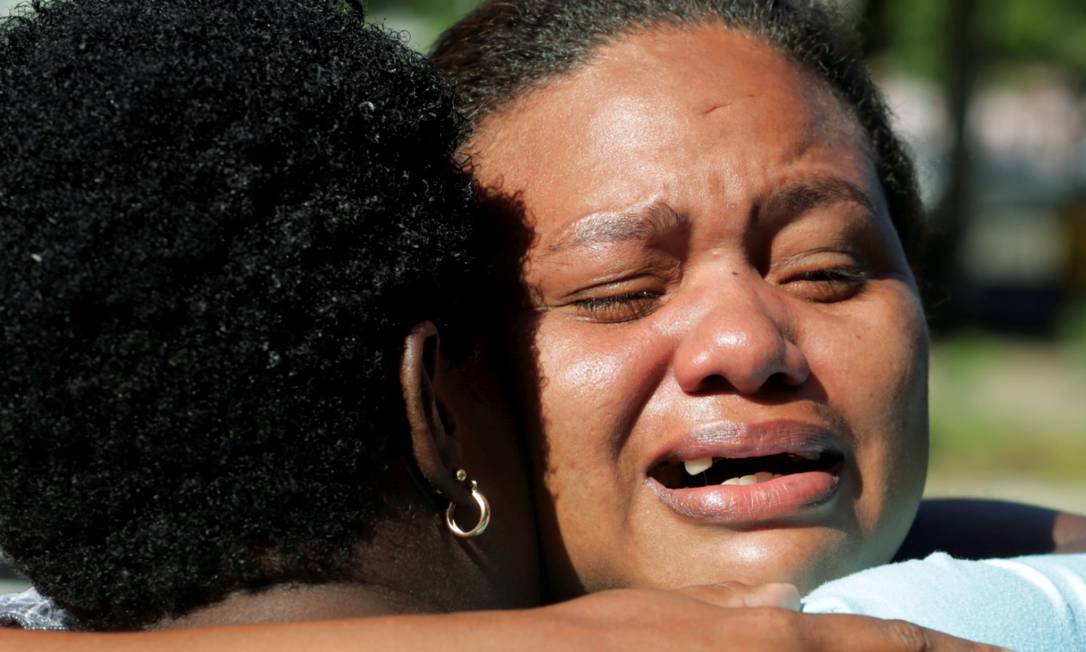 ‘Só executaram meu filho e largaram ele no chão’, diz mãe de rapaz morto com tiro no RJ