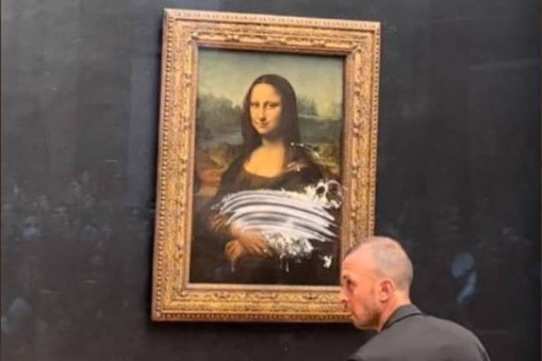 Quadro Mona Lisa é atacado com uma torta por visitante de peruca e cadeira de rodas