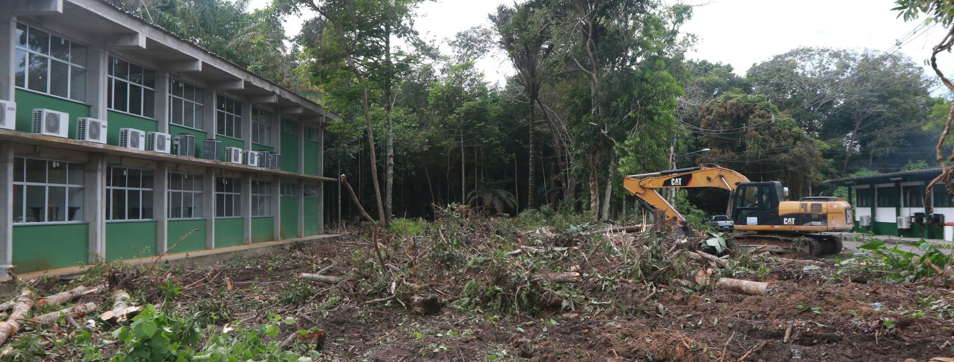 Na Universidade Federal do Amazonas (Ufam), uma retroescavadeira é utilizada para auxiliar na limpeza dos restos da vegetação derrubada. (Ricardo Oliveira/ Revista Cenarium)