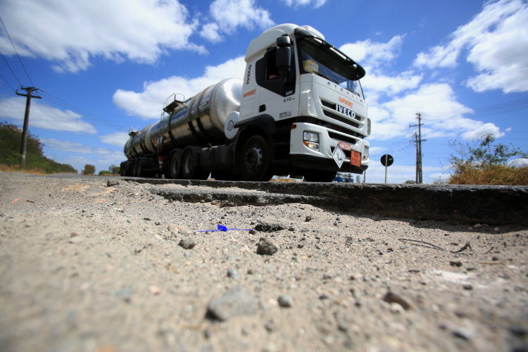 Caminhão em rodovia. (Reprodução/ CNT)