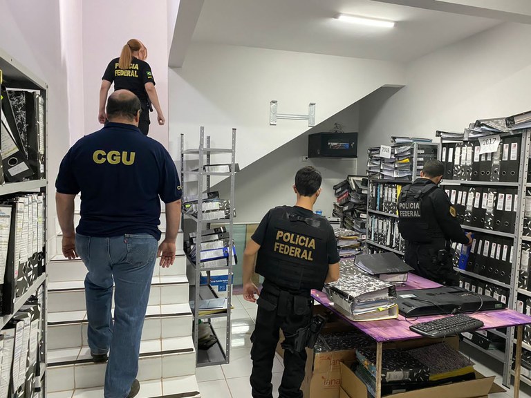 PF cumpre 73 mandados de busca e apreensão por irregularidades em contratos de transporte escolar em Tocantins