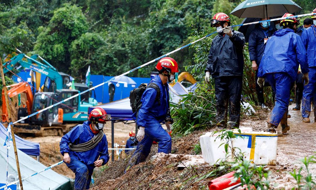 Queda de avião chinês com 132 passageiros em março foi intencional, diz jornal