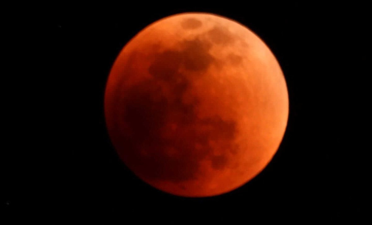 Segunda-feira começou com o primeiro e único eclipse lunar total do ano