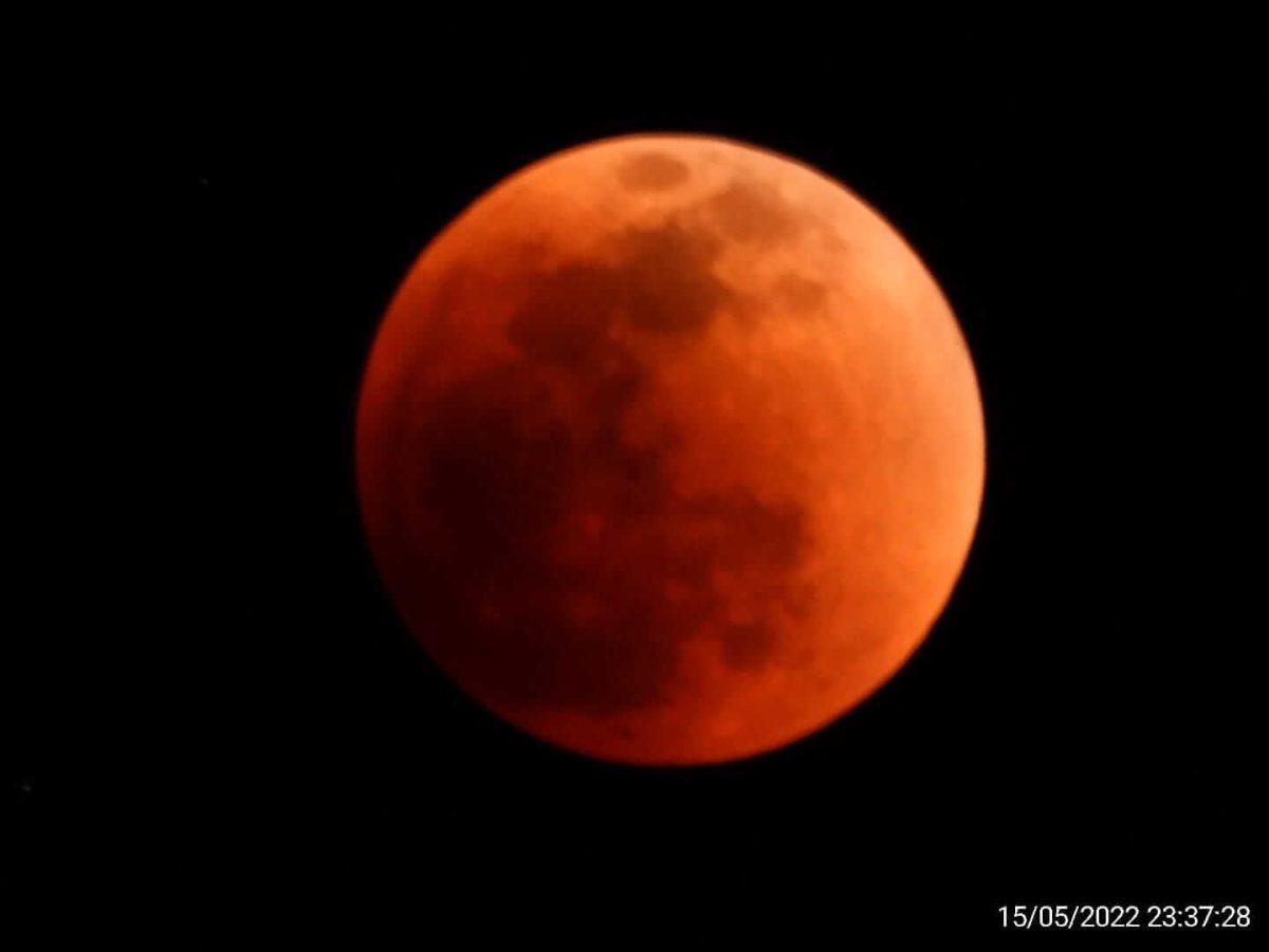 Segunda-feira começou com o primeiro e único eclipse lunar total do ano