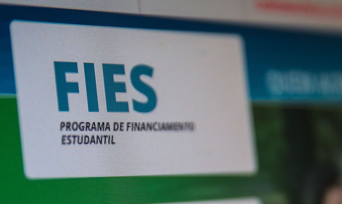 MP que prevê perdão de até 99% de dívidas do Fies é aprovada pela Câmara