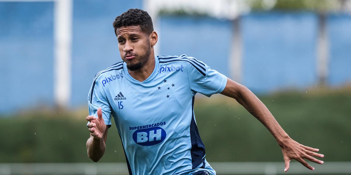 Cruzeiro amplia contrato do volante Adriano, promessa da base, até 2024