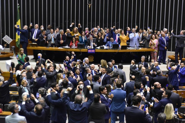 Deputados aprovam projeto que cria piso salarial no valor de R$ 4.750 para profissionais da enfermagem