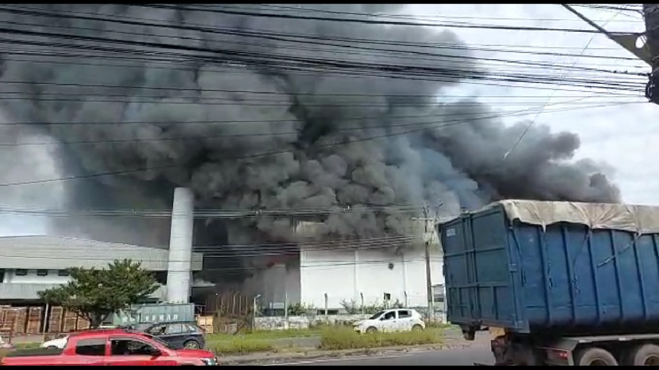Large fire reaches packaging plant in the Manaus Industrial Pole; watch video