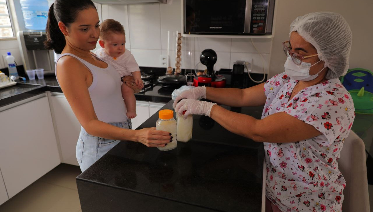 ‘Depois que eu me tornei mãe, eu vi o quão precioso é o leite materno’, diz doadora no Dia Mundial da Doação de Leite