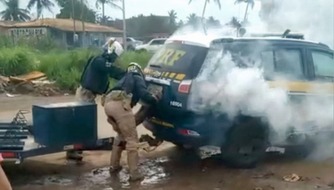 Polícia Rodoviária Federal diz que não compactua com abordagem de agentes que prenderam homem dentro de viatura esfumaçada