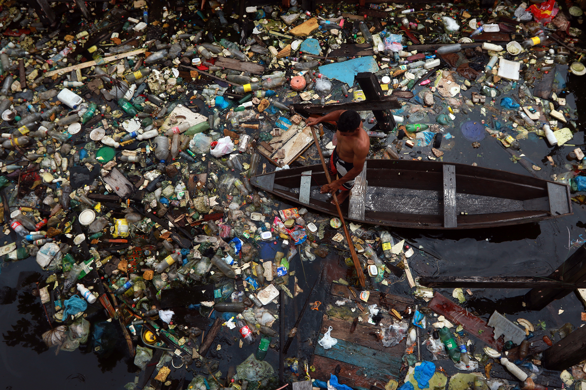 Cheia do rio Negro e lixo na bacia do Educandos em Manaus