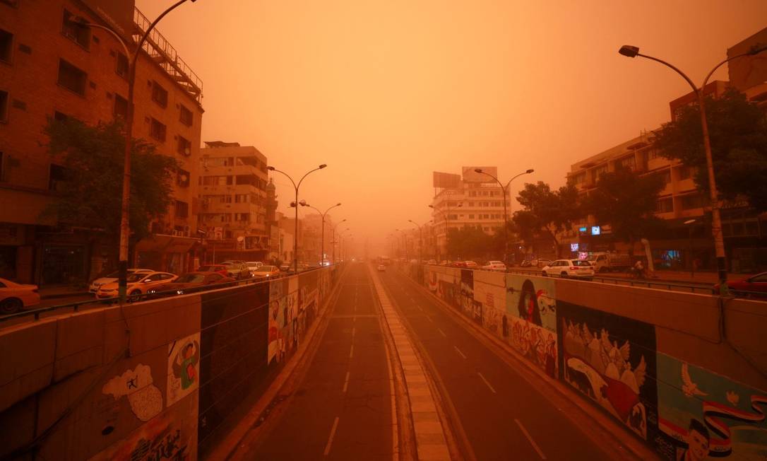 Tempestade de poeira no Iraque deixa céu laranja e quase 100 hospitalizados