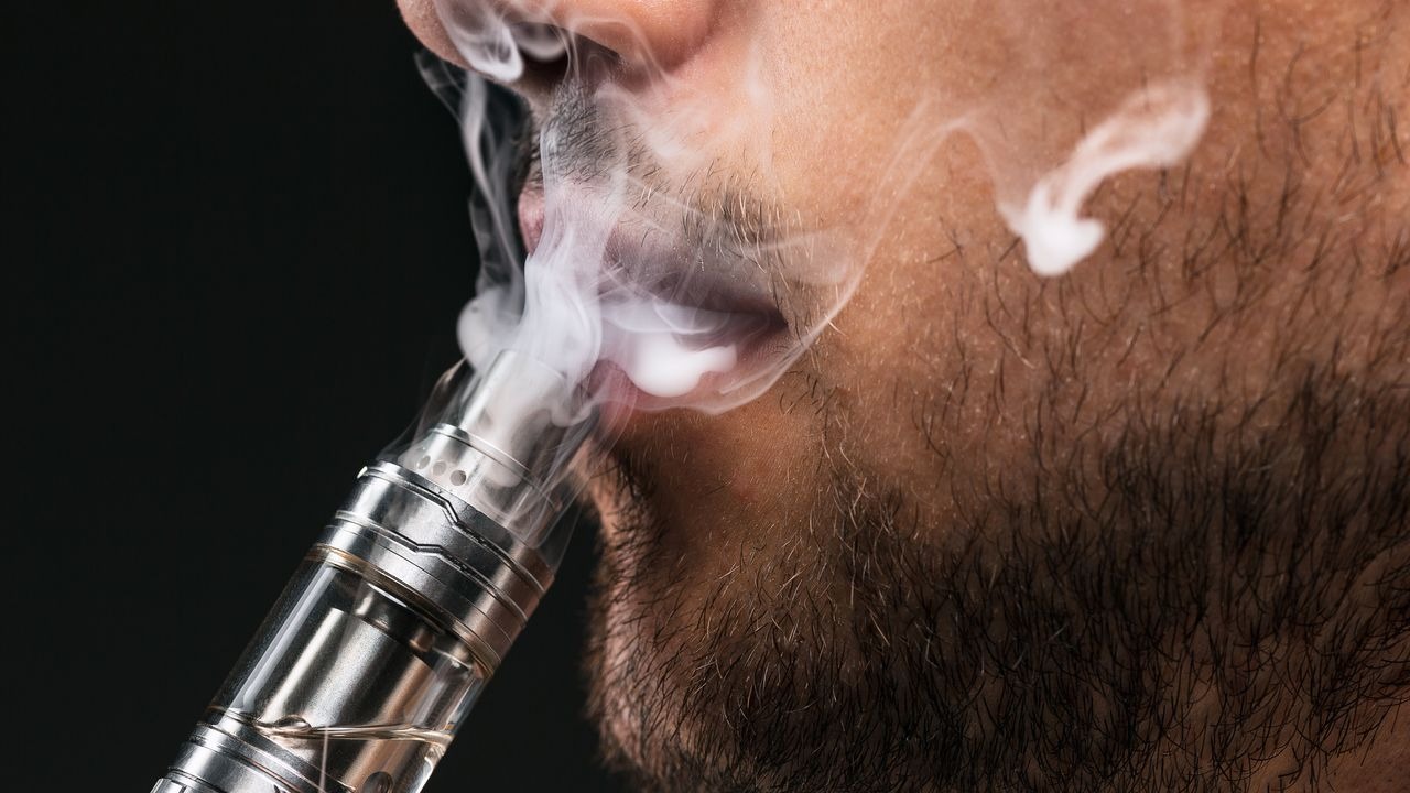 Riscos do uso de cigarros eletrônicos incluem doenças cardiovasculares, câncer e diversas lesões pulmonares