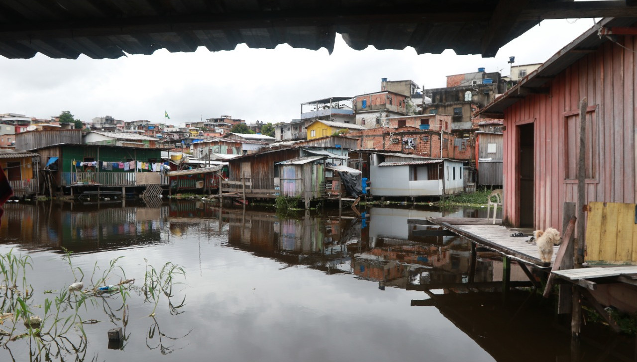 Em Manaus, Rio Negro atinge cota de inundação severa e águas já ameaçam casas de palafitas