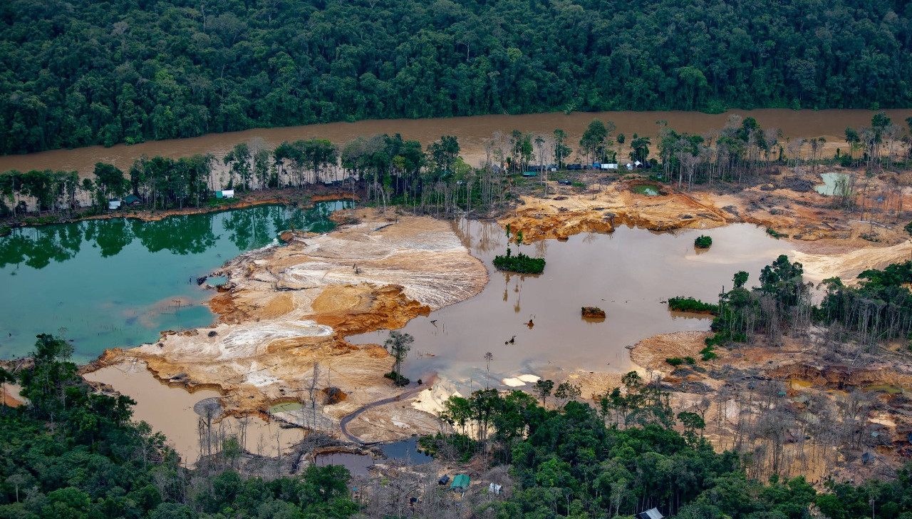 Liderança Yanomami suplica pela retirada dos garimpeiros e por ajuda governamental: ‘Estamos vivendo com medo’