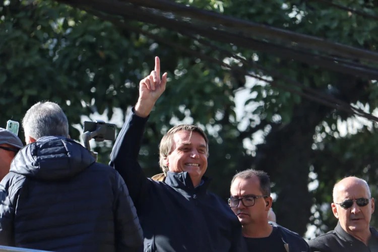 ‘Só Deus me tira daquela cadeira’, diz Bolsonaro em Marcha para Jesus de Curitiba