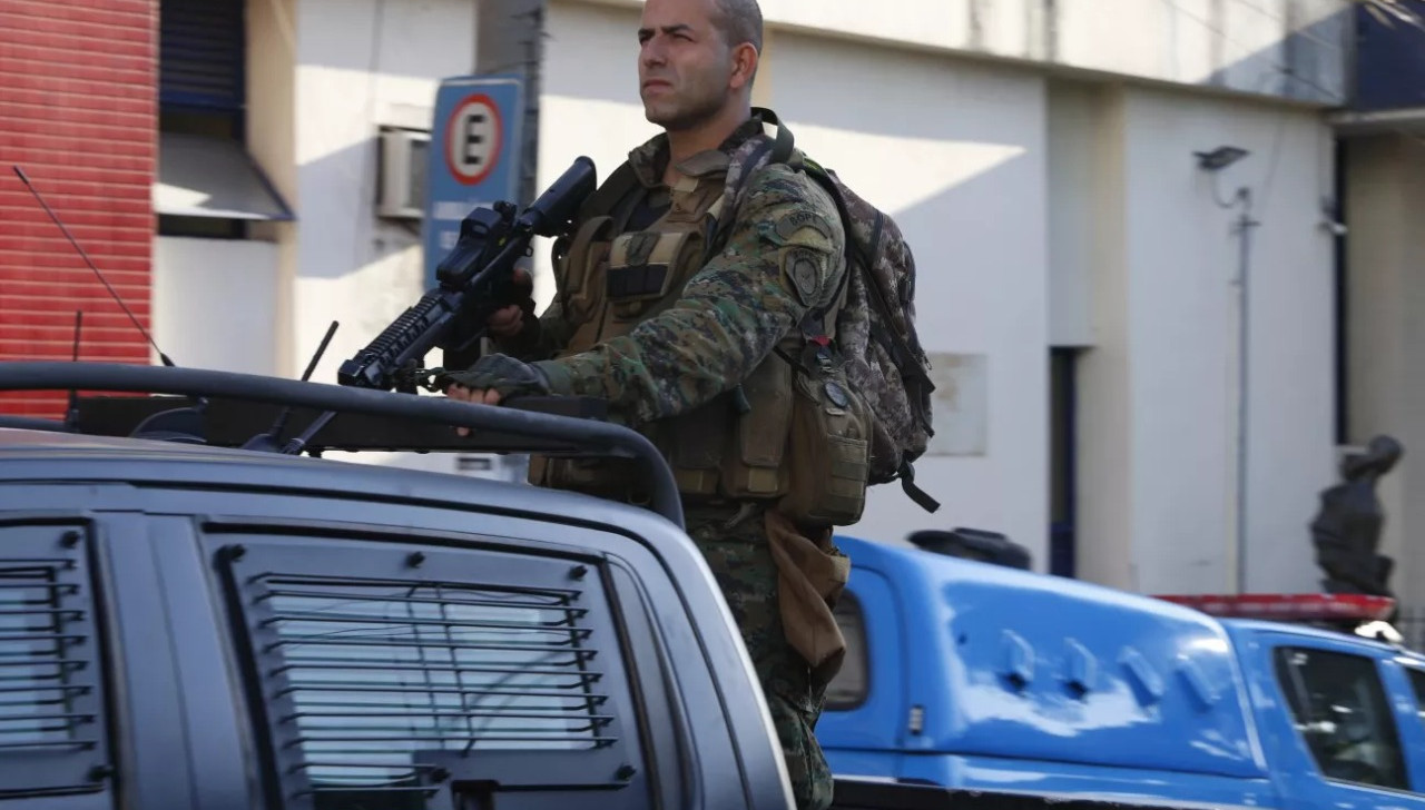 Policiais entregam fuzis e admitem 10 das 23 mortes em confronto no Rio de Janeiro