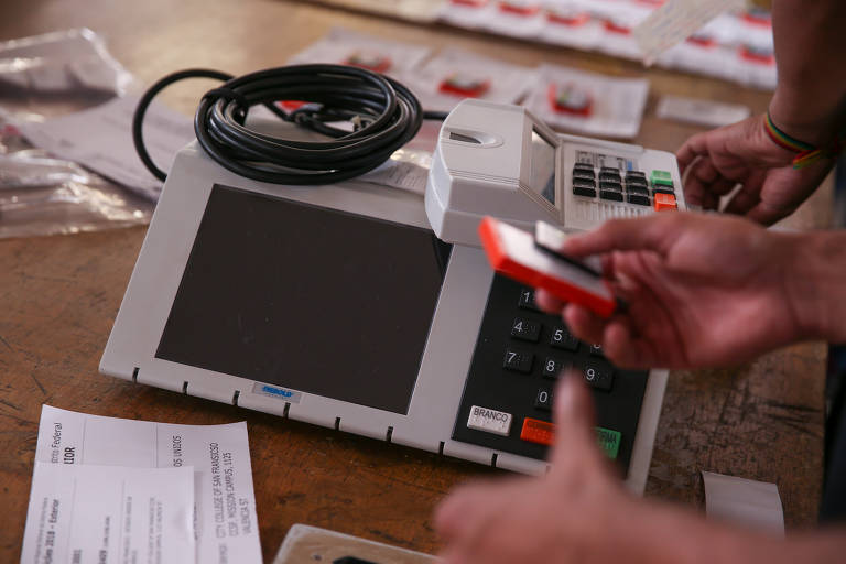 Eleições: partido de Bolsonaro ignora inspeção de urnas, enquanto presidente cobra auditoria