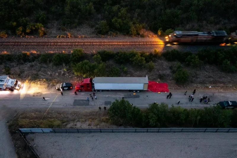 Foto aérea mostra caminhão abandonado onde foram encontrados corpos em San Antonio, no Texas (Jordan Vonderhaar/AFP)