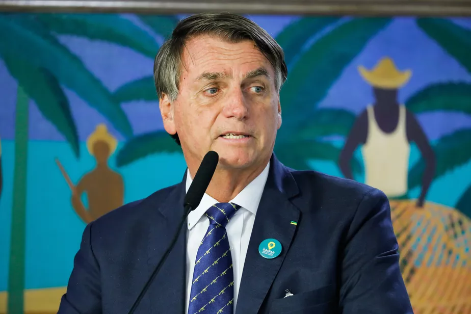 Durante madrugada, Jair Bolsonaro assina decreto que reduz IPI cobrado fora da Zona de Manaus em 35%