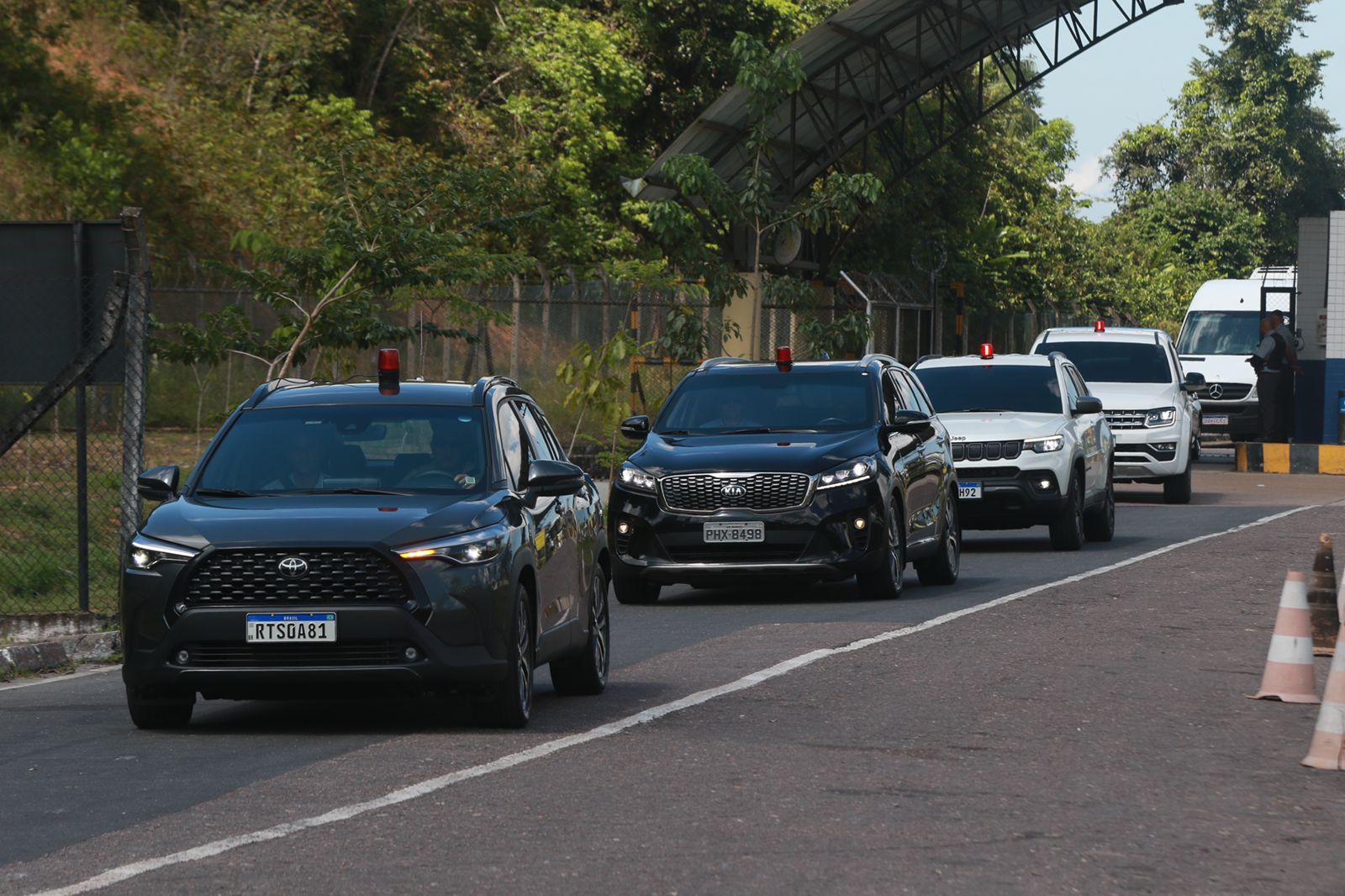 Bolsonaro desembarca no aeroporto de Manaus sem a presença de apoiadores para recepcioná-lo na área externa