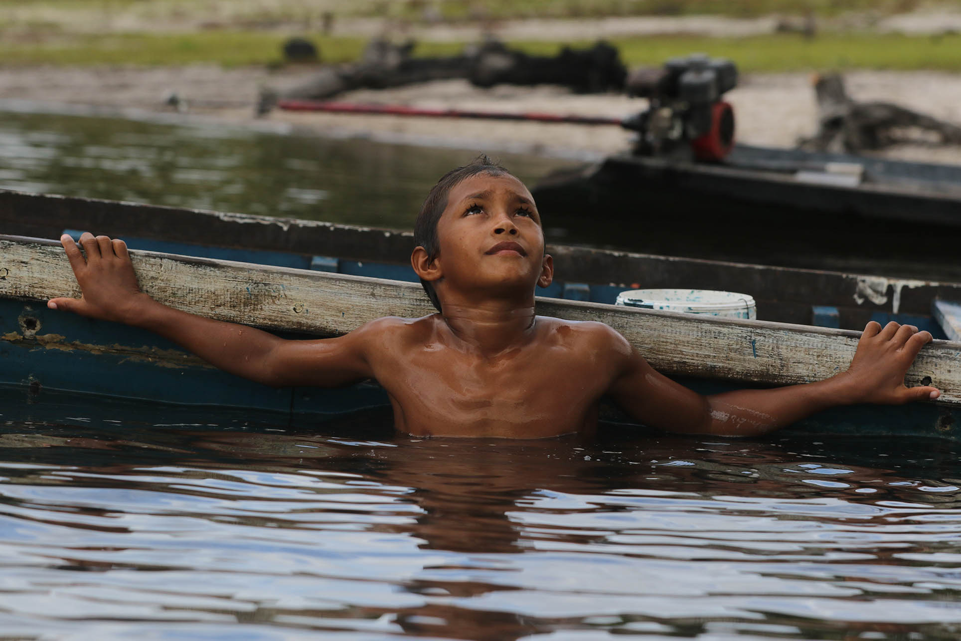 Ribeirinho no rio Uatumã no Estado do Amazonas