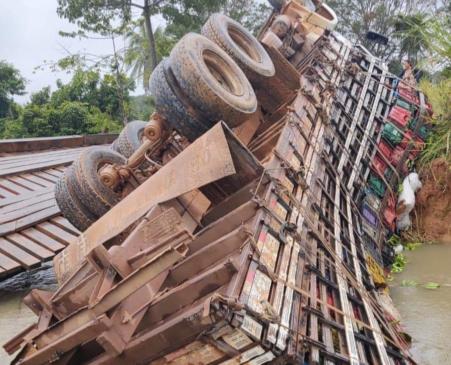 A truck overturned after a wooden bridge could not withstand the heavy rains of the last few days in the region (Reproduction)