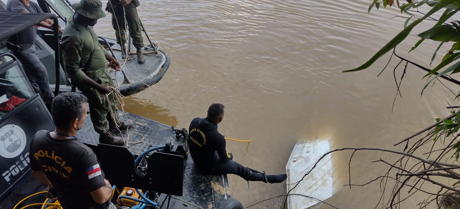 Embarcação usada por Dom Phillips e Bruno Pereira é encontrada submersa em rio da Amazônia