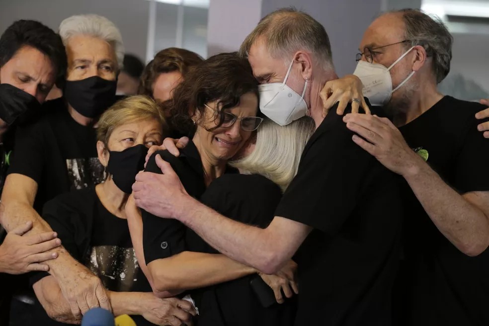 ‘Seguiremos atentos exigindo justiça’, declara viúva de Dom Phillips durante velório do jornalista morto na Amazônia