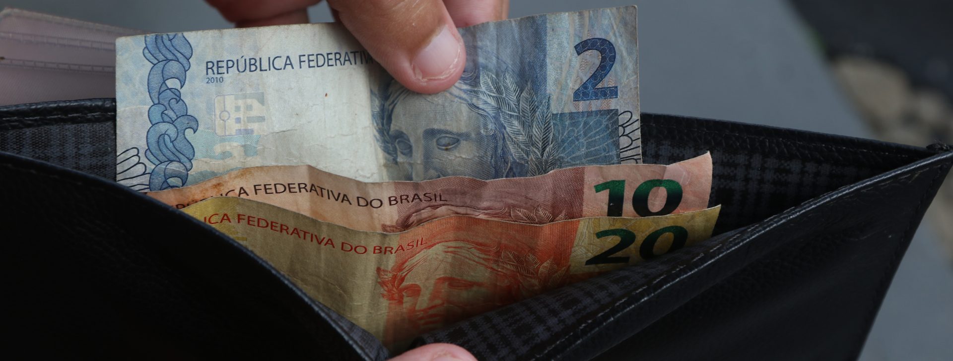 Sem reajustes do IR e com novo salário mínimo, brasileiro de baixa renda vai pagar mais tributos