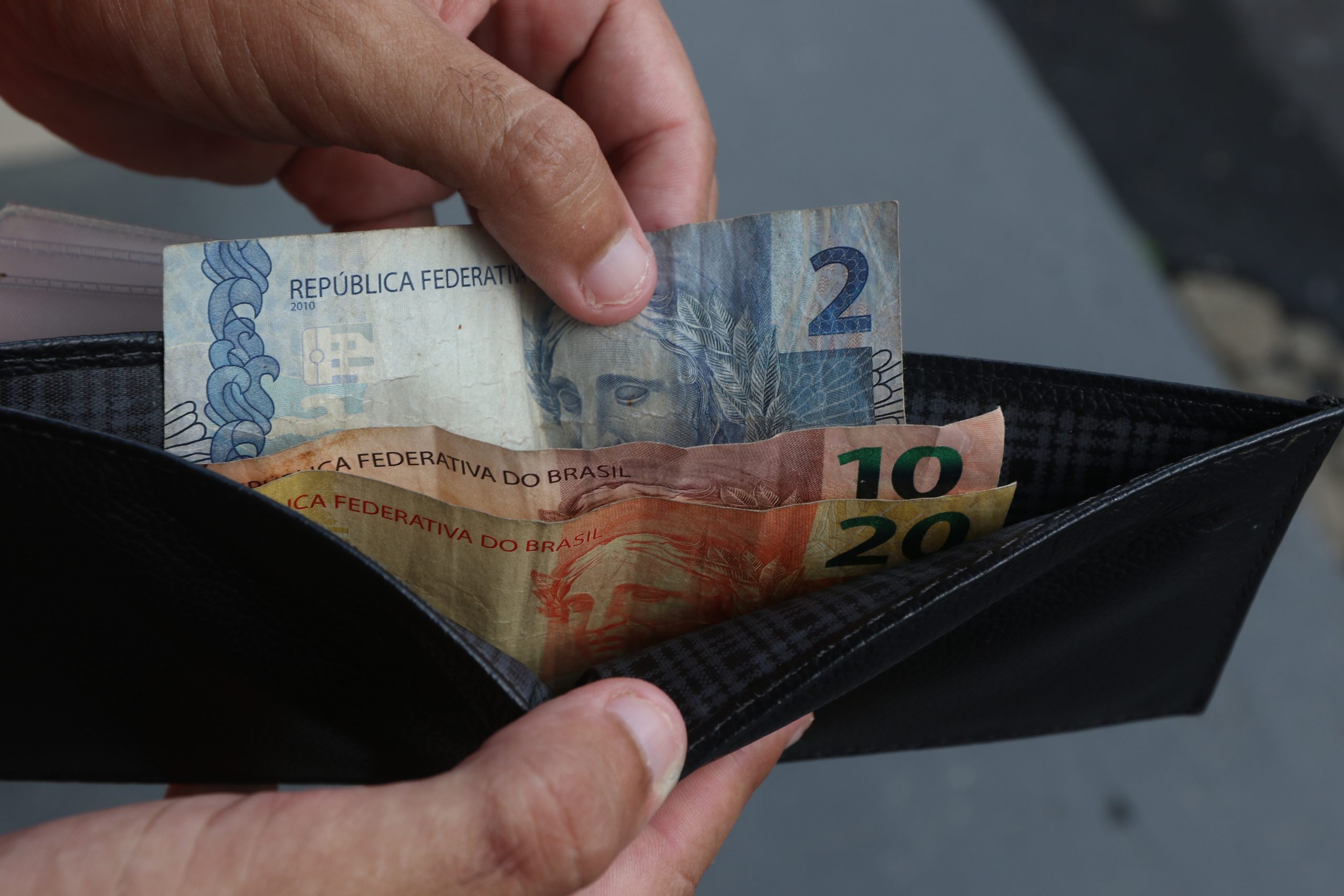 Sem reajustes do IR e com novo salário mínimo, brasileiro de baixa renda vai pagar mais tributos