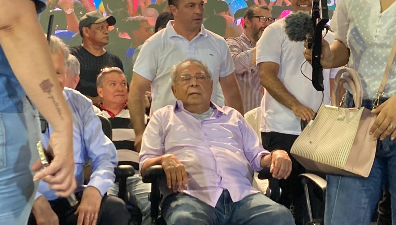 Exposto, Amazonino Mendes fica menos de seis minutos em pé em convenção partidária