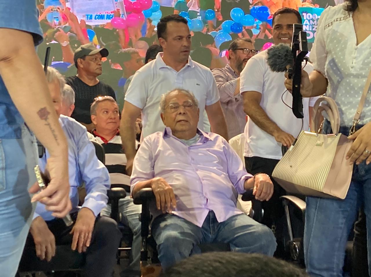 Exposto, Amazonino Mendes fica menos de seis minutos em pé em convenção partidária