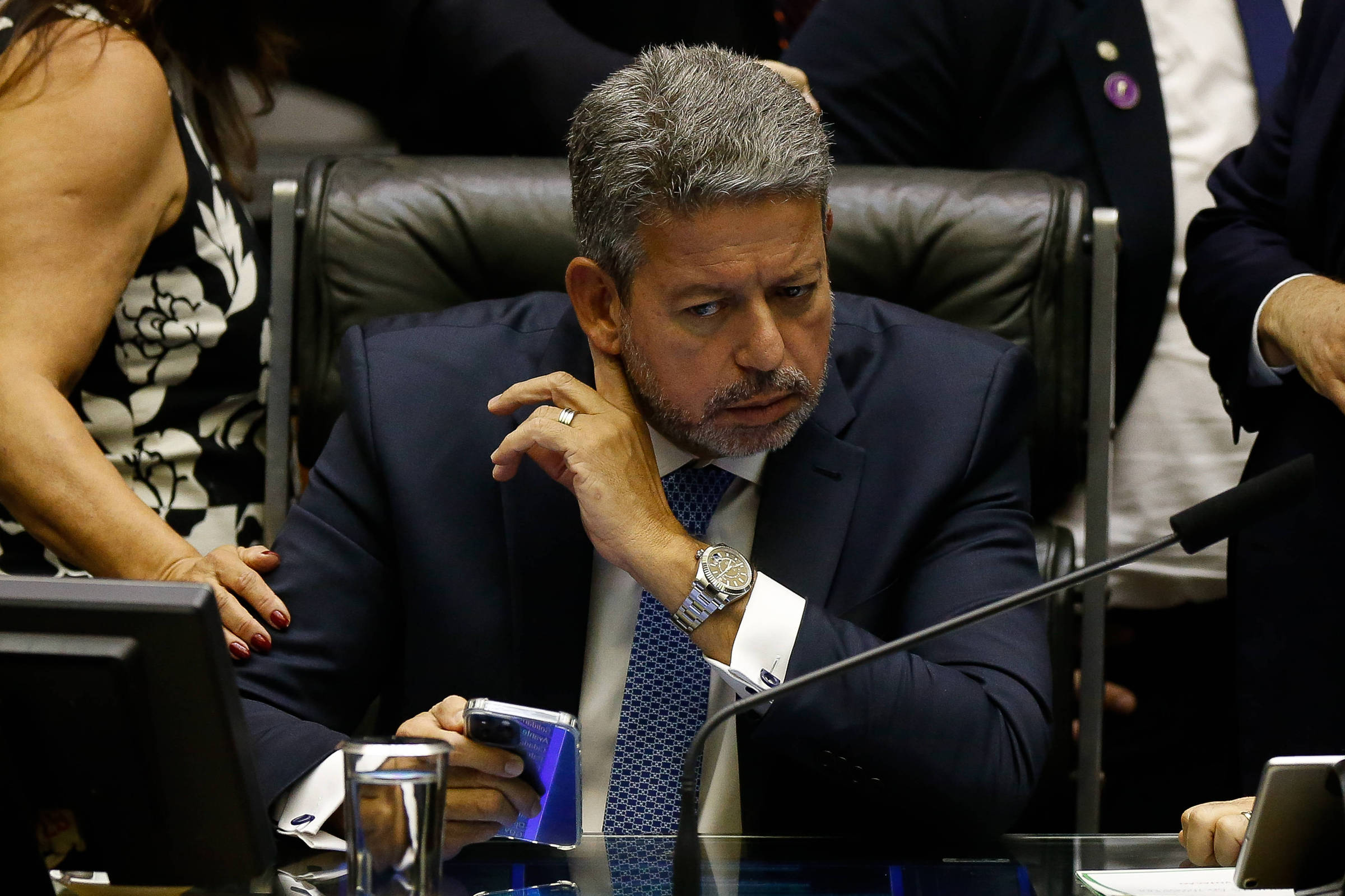 Bolsonaro sofre revés e Lira se vê obrigado a adiar votação que aprovaria ‘PEC do desespero’ na Câmara