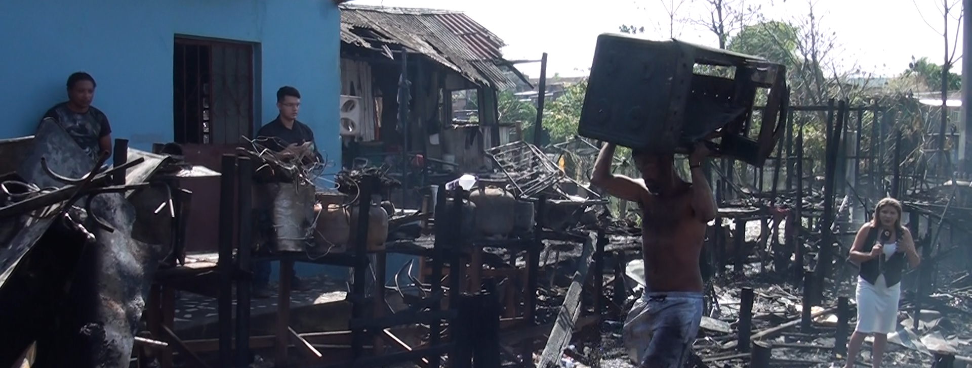 Moradores pularam no igarapé para tentar se salvar de incêndio, em Manaus; ‘a chance que tinham’, diz pedreiro