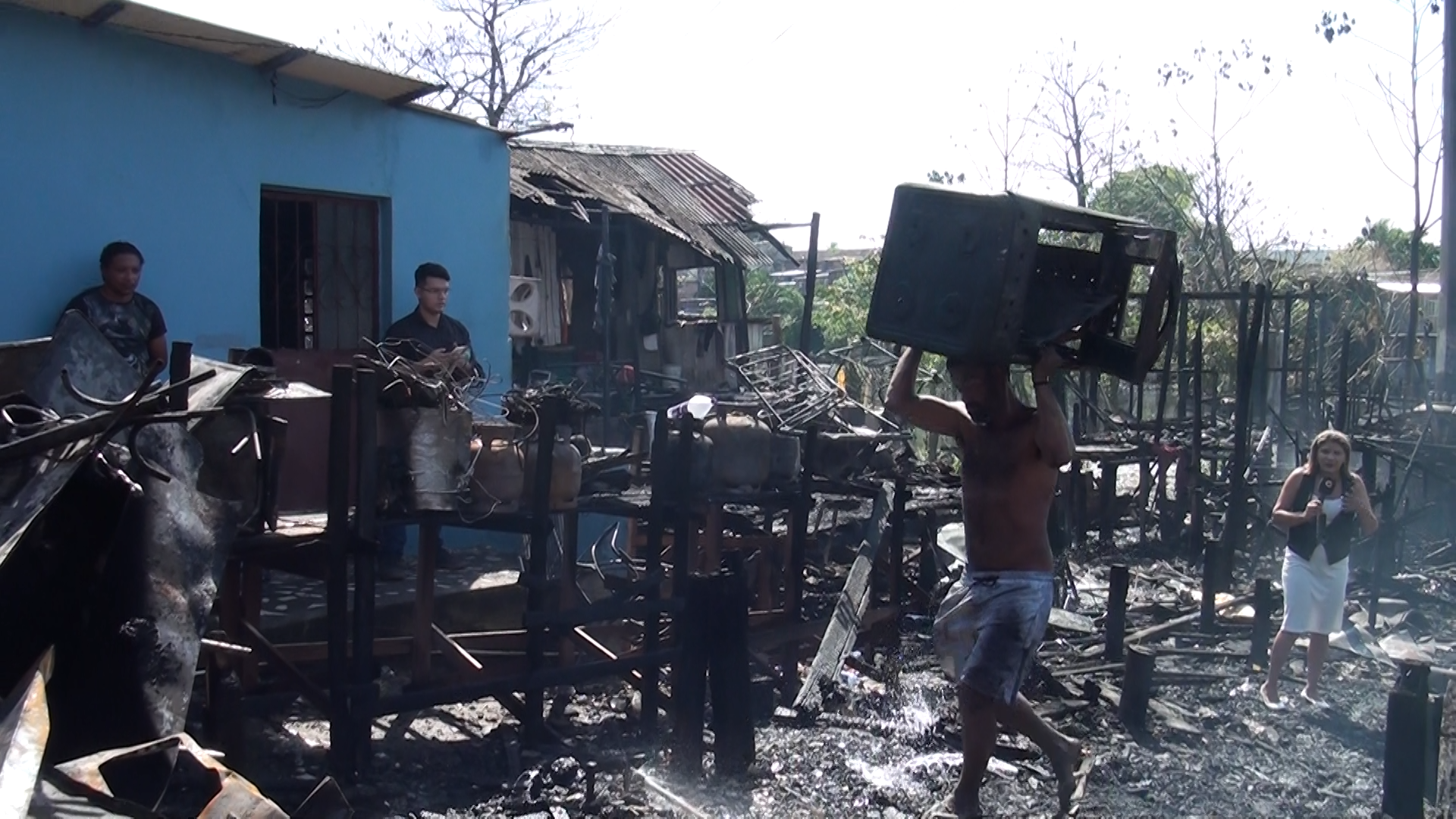 Moradores pularam no igarapé para tentar se salvar de incêndio, em Manaus; ‘a chance que tinham’, diz pedreiro