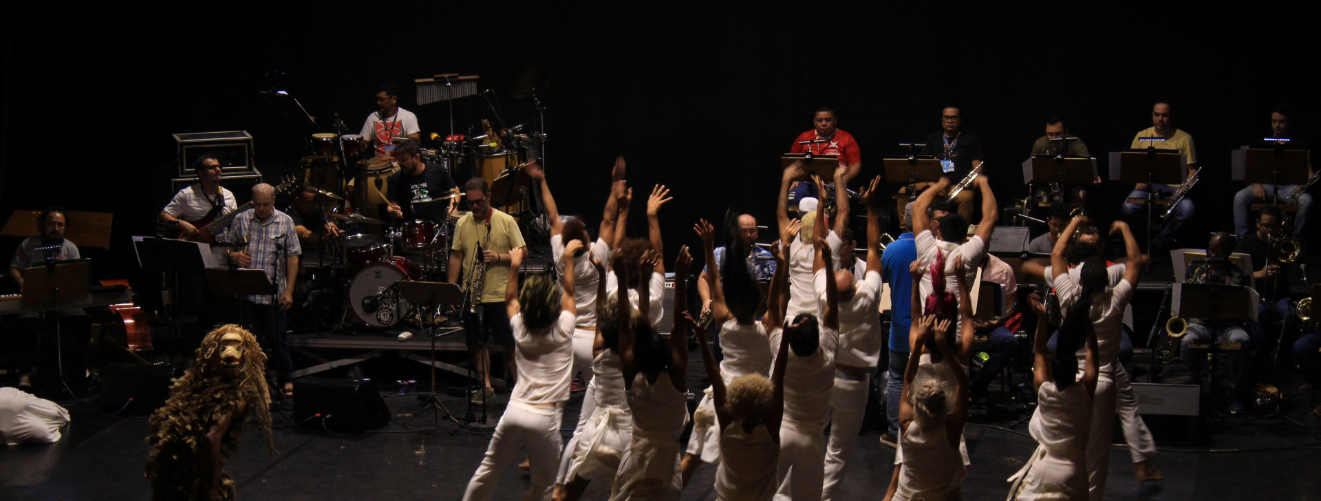 Inspirado no ritual Tikuna de iniciação feminina, começam os ensaios de abertura para o 10° Amazonas Green Jazz Festival