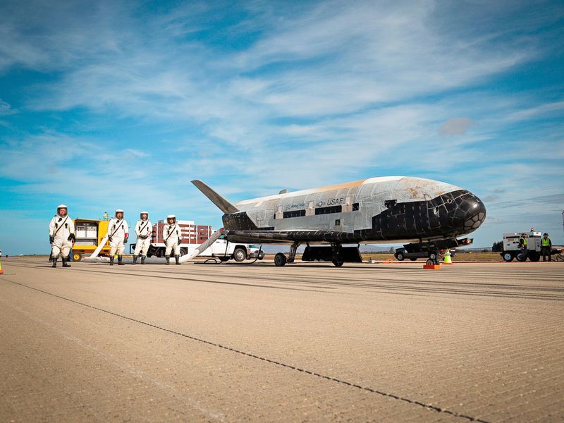 Em órbita durante 781 dias, avião espacial americano bate recorde de tempo em missão
