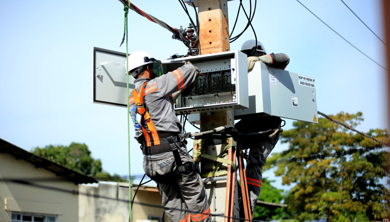 Presidente da Aleam assina promulgação da lei que proíbe a instalação de novos medidores de energia