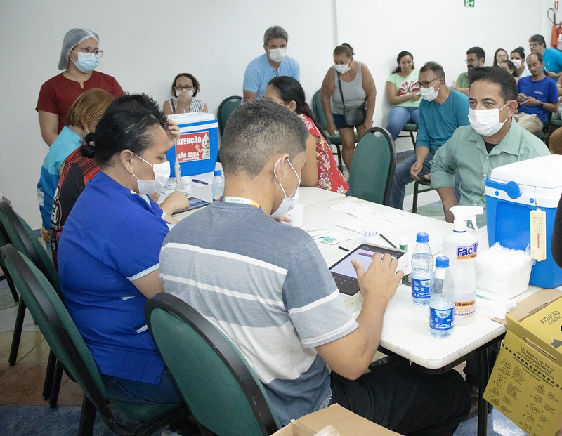 Aumento de casos de Covid-19 causa corrida por vacina e faz Prefeitura de Manaus reabrir postos de vacinação