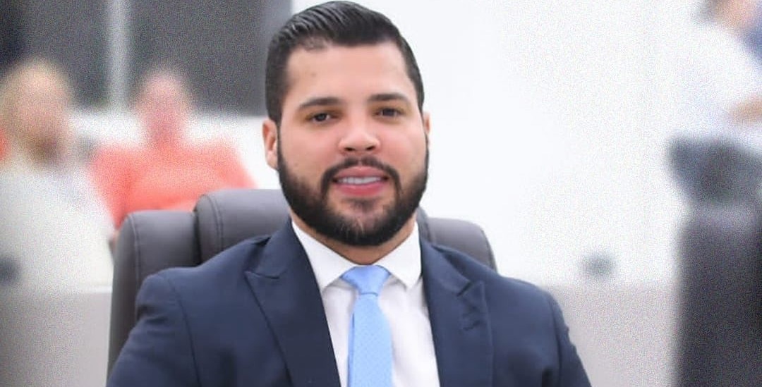 Vereador de Boa Vista preso por desacato e xingamentos aparece em sessão, mas não fala com a imprensa