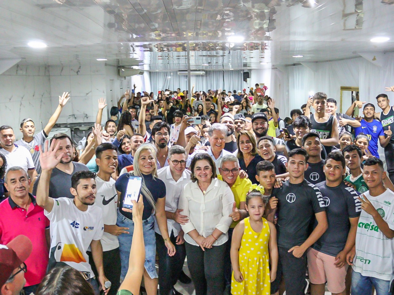 Arthur Virgílio reúne com jovens das zonas Norte e Leste de Manaus para ‘troca de experiências’ entre gerações